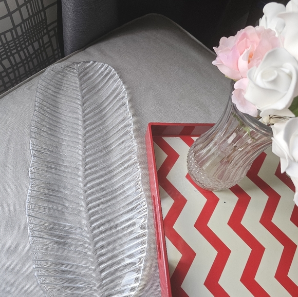 Clear glass platter shaped like a leaf - Picture 2 of 3